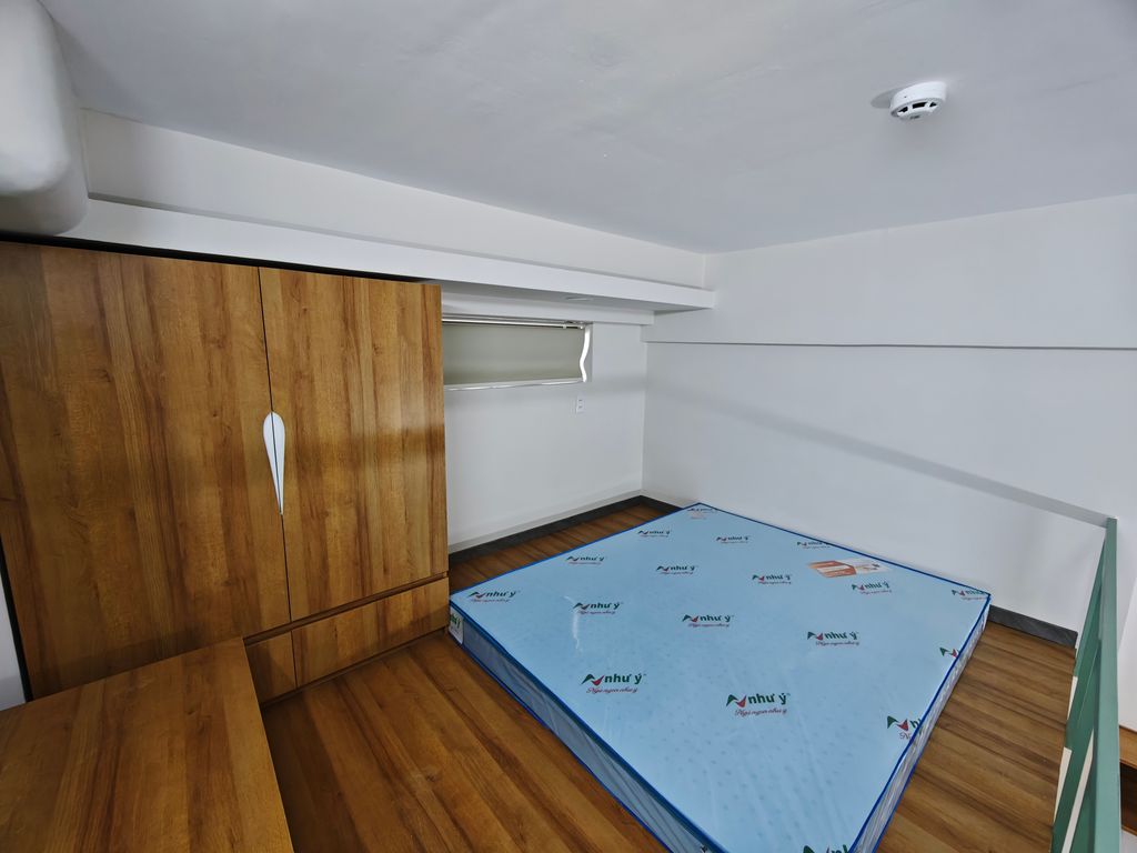 Cảm biến báo khói ở trần phòng 504